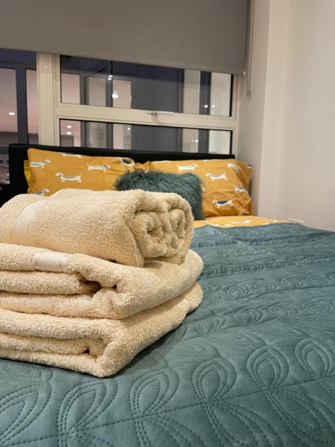 Chic 3 Bedroom Flat With Private Terrace In Holloway Near Finsbury Park Londra Esterno foto
