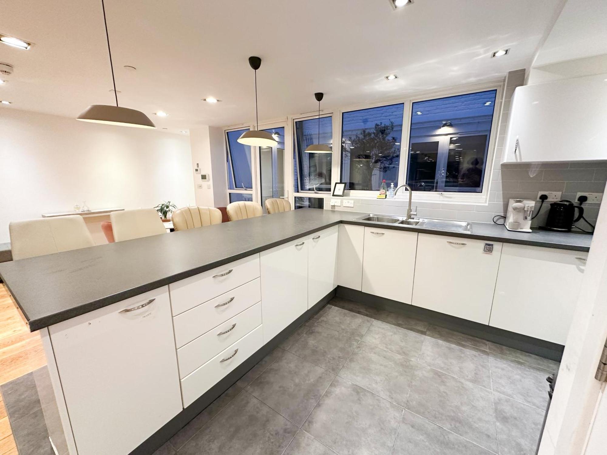 Chic 3 Bedroom Flat With Private Terrace In Holloway Near Finsbury Park Londra Esterno foto